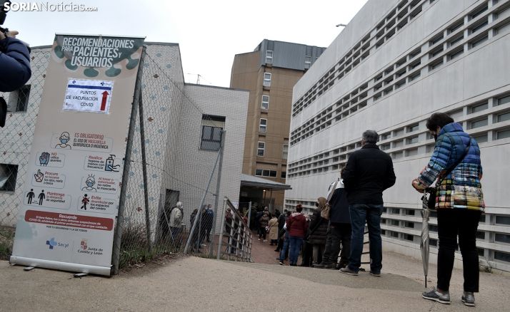 Usuarios a la espera de ser vacunados en el Santa Bárbara. /SN