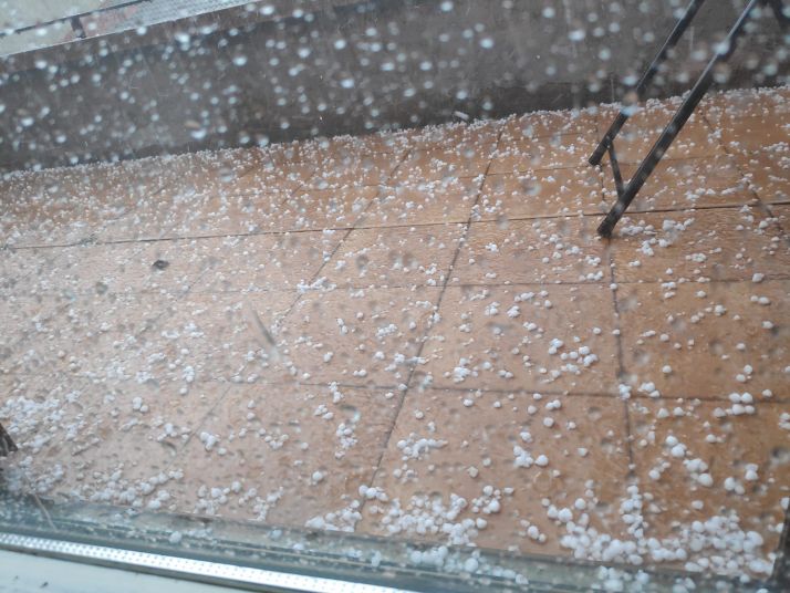 El granizo también llega a la capital. La tormenta deja 16,2 litros por metro cuadrado