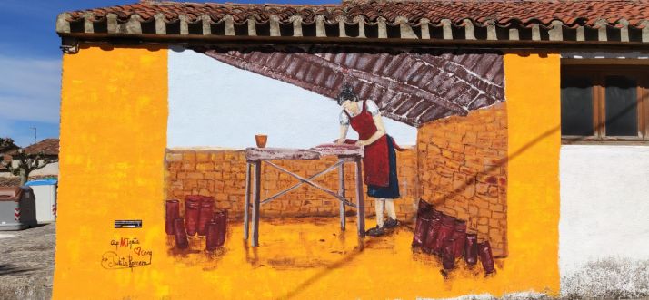 La artística Línea 1 de la España Vaciada estrena su parada en Bayubas de Abajo