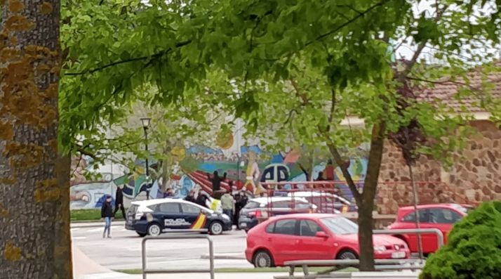 Un jugador del Numancia y varios acompañantes se encaran con los aficionados 