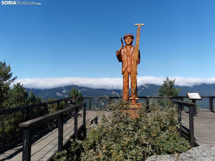 Mirador de Cabeza Alta, presidido por la escultura en honor al hachero. /SN