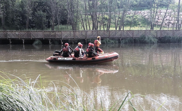 Los bomberos se forman en rescate acuático