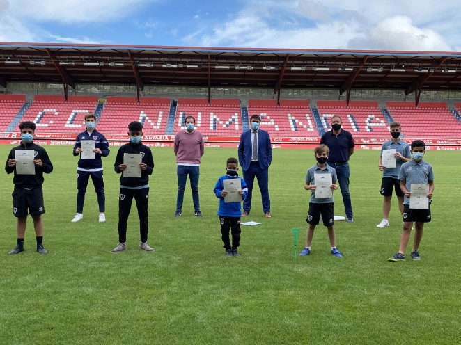 El Numancia entrega becas a sus canteranos