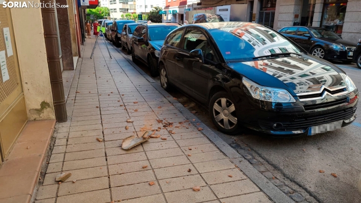 Más cascotes, ahora en la avenida de Navarra