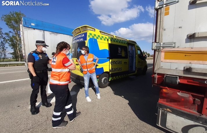 Atendido un ciclista tras golpearse con un camión estacionado frente a Camaretas