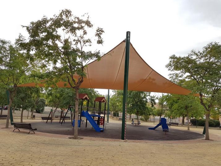 Ejemplo de toldo instalado en un parque infantil en Molinade Segura.