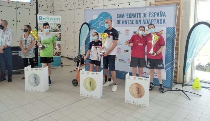 Olga, en el centro, en uno de sus podios. /CNS