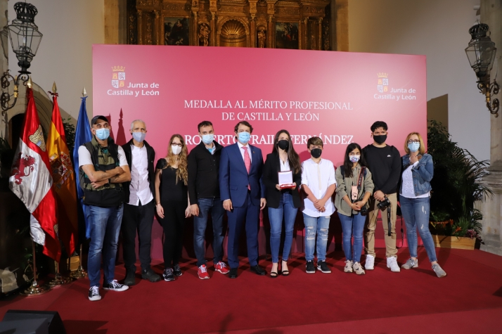 Mañueco destaca la contribución de Roberto Fraile a la defensa de la información y de la libertad 