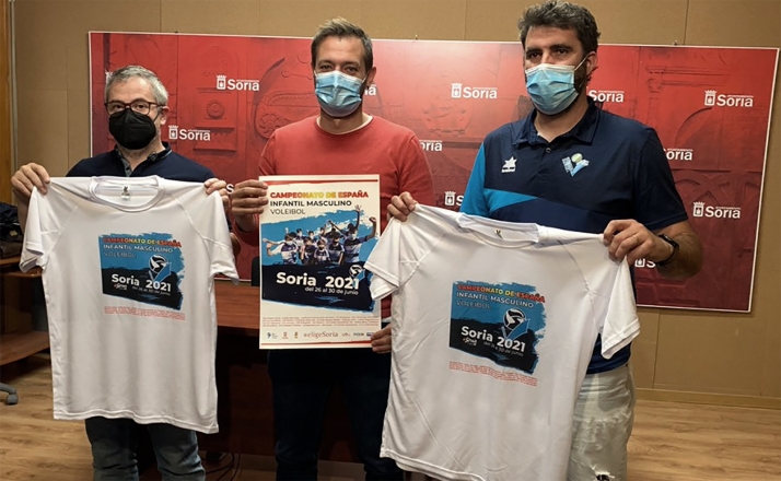 Cabrerizo (izda.), Salvador y Sevillano hoy en la presentación del campeonato. /Ayto.