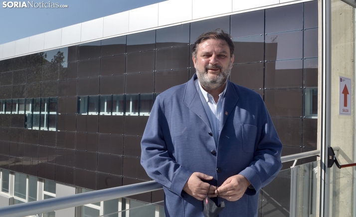 Ruiz, a la entrada del edificio de I+d+i del Campus. /SN