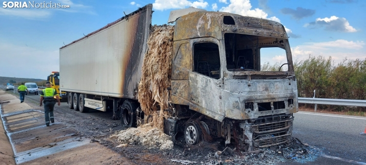 Incendio en un camión que circulaba por la variante A-15 de Ágreda