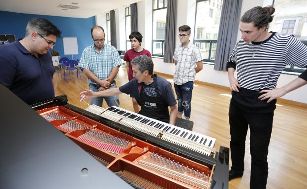 El mejor curso de afinación de pianos verticales y de cola regresa a Gijón 