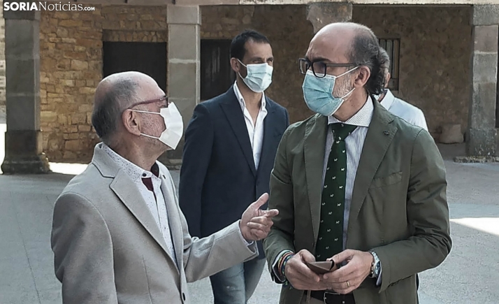 El consejero de Cultura se interesa en Medinaceli por la Fundación DEARTE