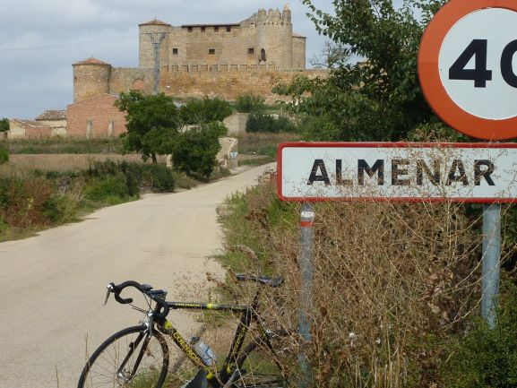 Los vecinos de Almenar se quejan del transporte público