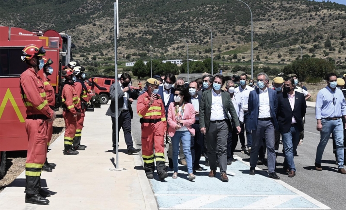 El presidente de la Junta, con la ministra, pasando revista a las fuerzas de la UME Cebreros 21. /Jta.