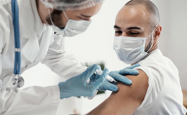 Comienza la vacunación contra la COVID-19 a menores de 40 años, simultaneándola con las personas mayores de esta edad