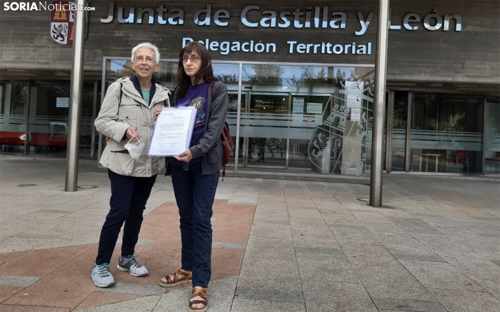 Nieves Orte y Rocío Anguiano, de la Plataforma para la Reapertura de la Farmacia de Villar del Río. /SN 