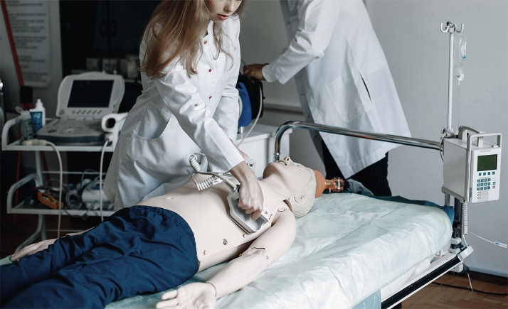 Castilla y León colaborará con sus universidades para mejorar la formación, docencia e investigación en sanidad