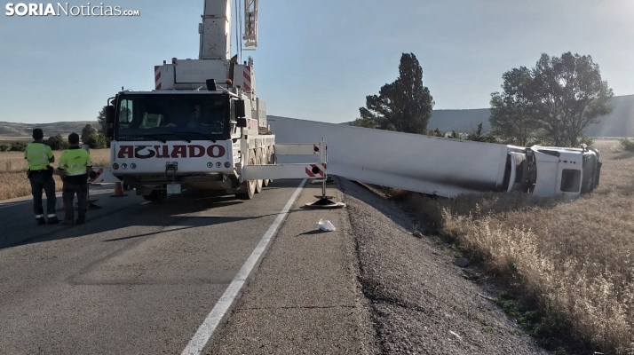 Laboriosas maniobras para la retirada de un camión en la 122