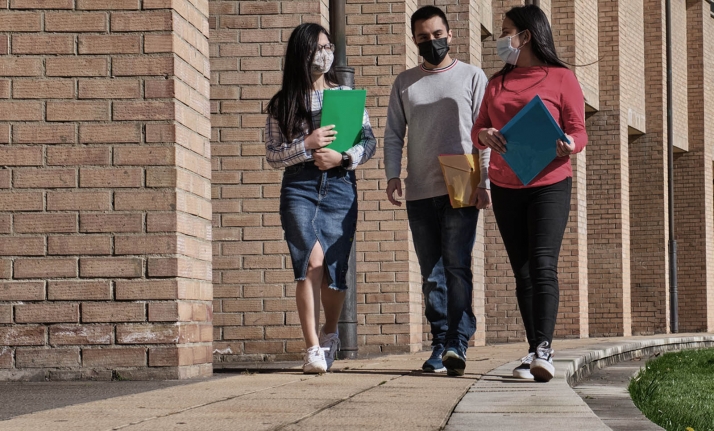 Más de 9.900 alumnos de grado de la Comunidad reciben una beca de la Junta para estudiar este curso 2020-2021