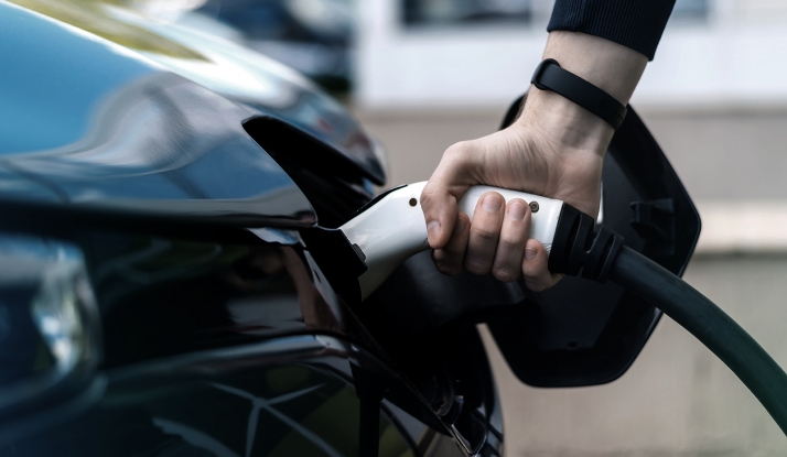 Mañueco aboga por una transición razonable hacia el vehículo eléctrico que dé protagonismo a las empresas del sector