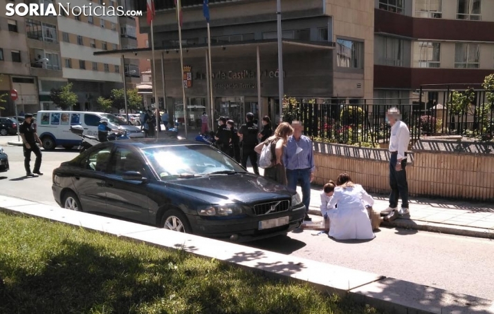Las asistencias sanitarias atienden al peatón lesionado. /SN