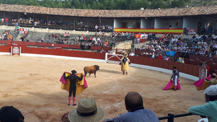 Nueve orejas y dos rabos en la corrida de El Burgo: los tres actuantes salen por la puerta grande