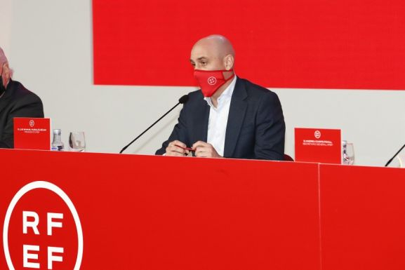 Rubiales reaviva las posibilidades de una plaza libre en 1º RFEF por un descenso del Extremadura
