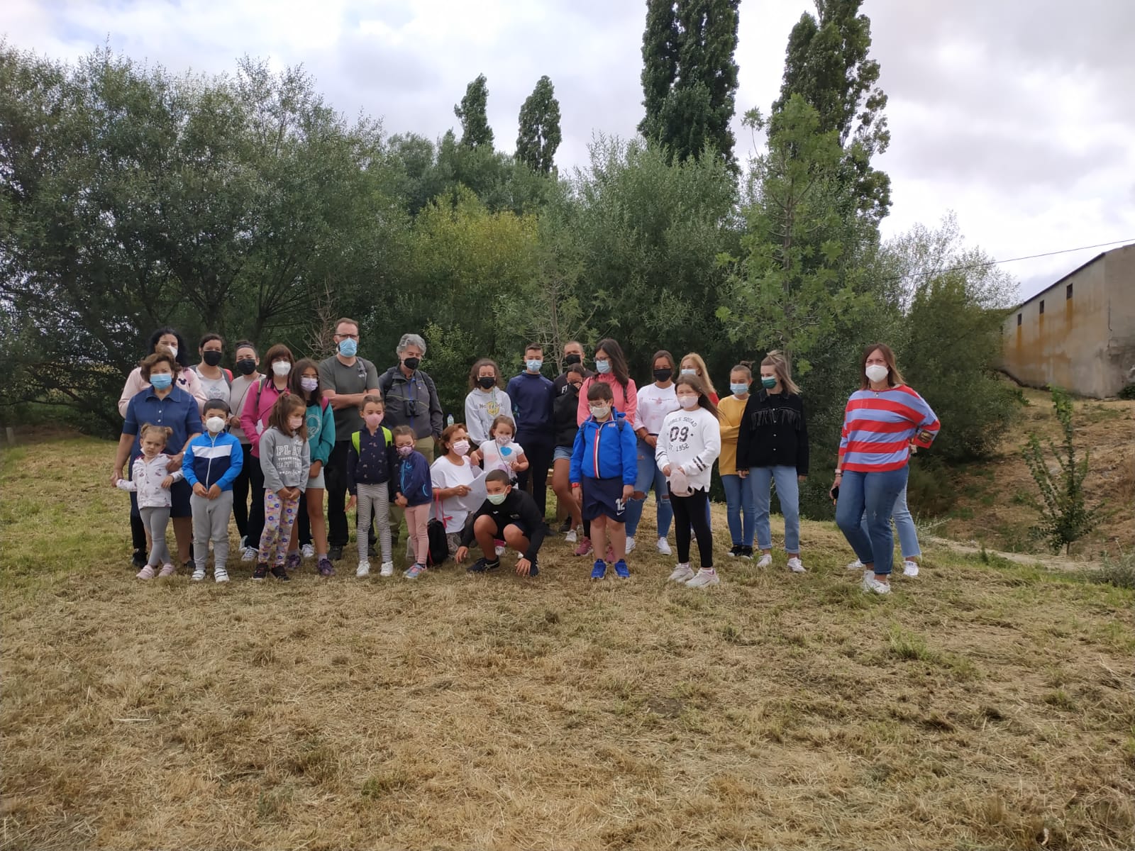 Participantes en la jornada cultural y de naturaleza en Amatos de Alba