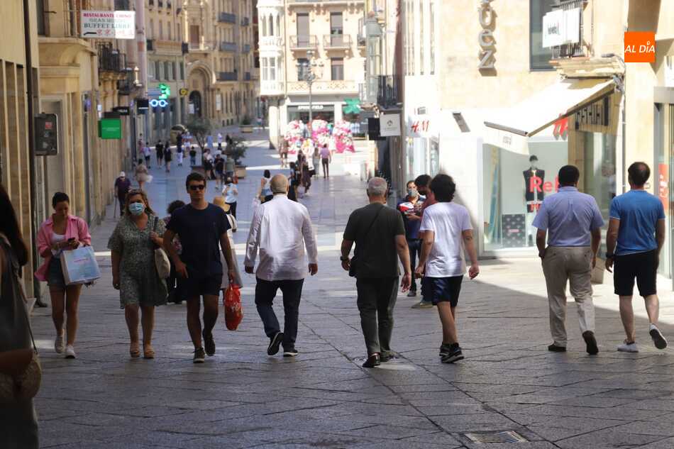 Gente con mascarilla por el centro de la ciudad en una imagen de archivo