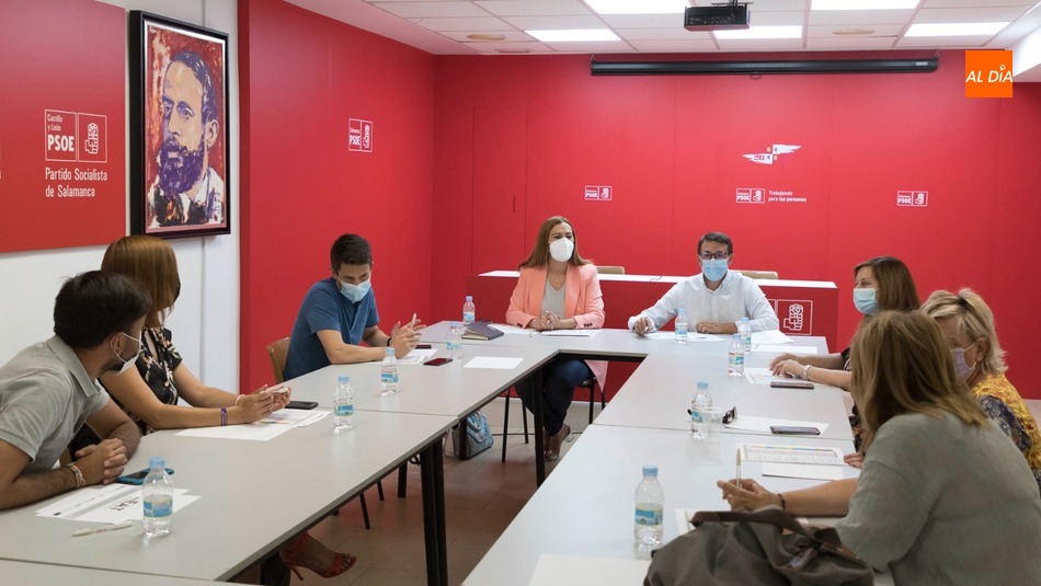 Reunió de Virginia Barcones con representantes del PSOE de Salamanca. Foto: Lydia González
