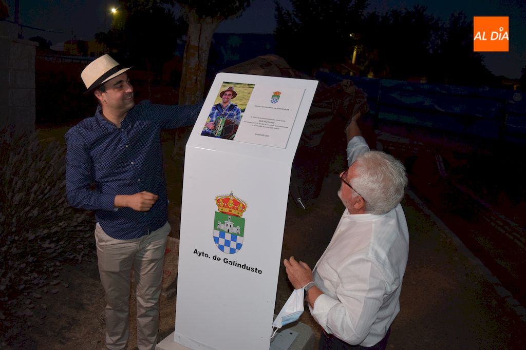 El acordeonistas Raúl Díaz de Dios descubre la placa del parque que lleva su nombre / Pedro Zaballos