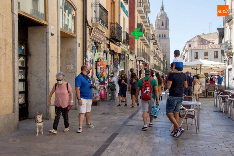 Gente paseando por el centro de la ciudad de Salamanca, en una imagen de este verano