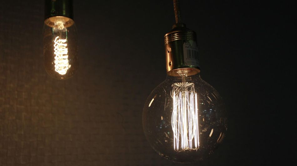 Archivo - Bombilla, bombillas, luz, electricidad, energía. Foto EP Archivo