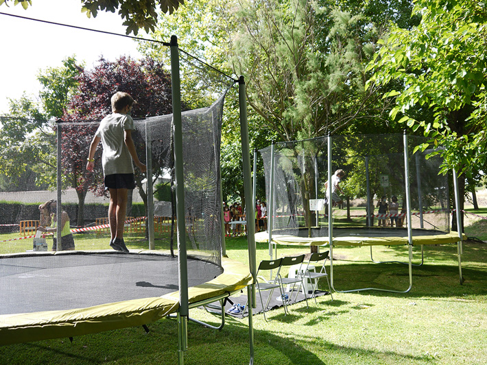 Foto 4 - Grandes y pequeños disfrutan en Carbajosa con un parque deportivo, camas elásticas y un...