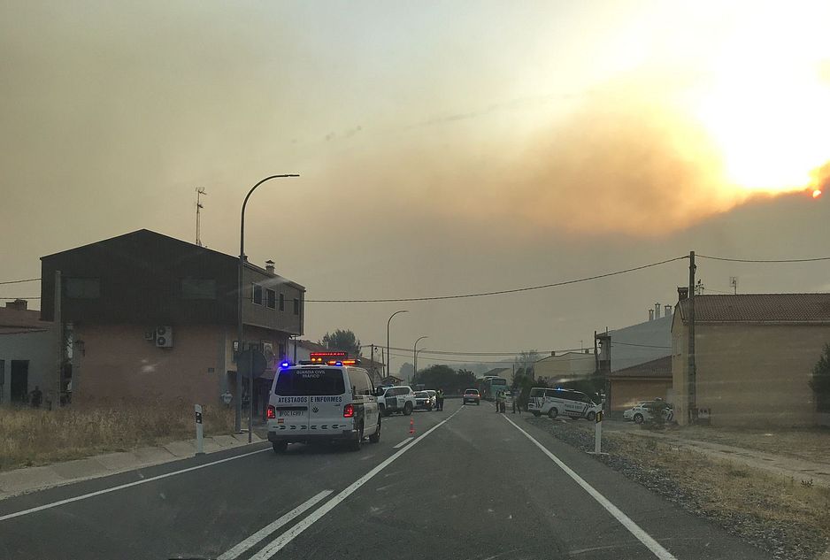 Foto 1 - El incendio de Navalacruz sube a nivel 2 y se evacúa a vecinos de la zona