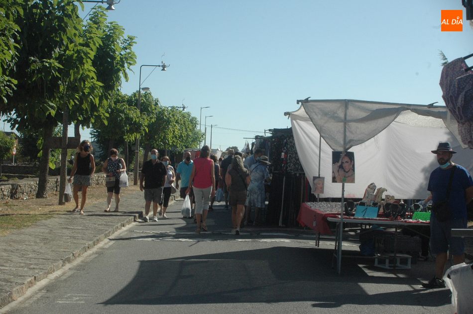 Foto 4 - Buena afluencia de público y comerciantes al mercadillo especial del 15 de agosto en Trabanca  