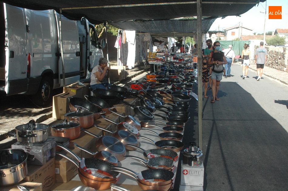 Foto 2 - Buena afluencia de público y comerciantes al mercadillo especial del 15 de agosto en Trabanca  