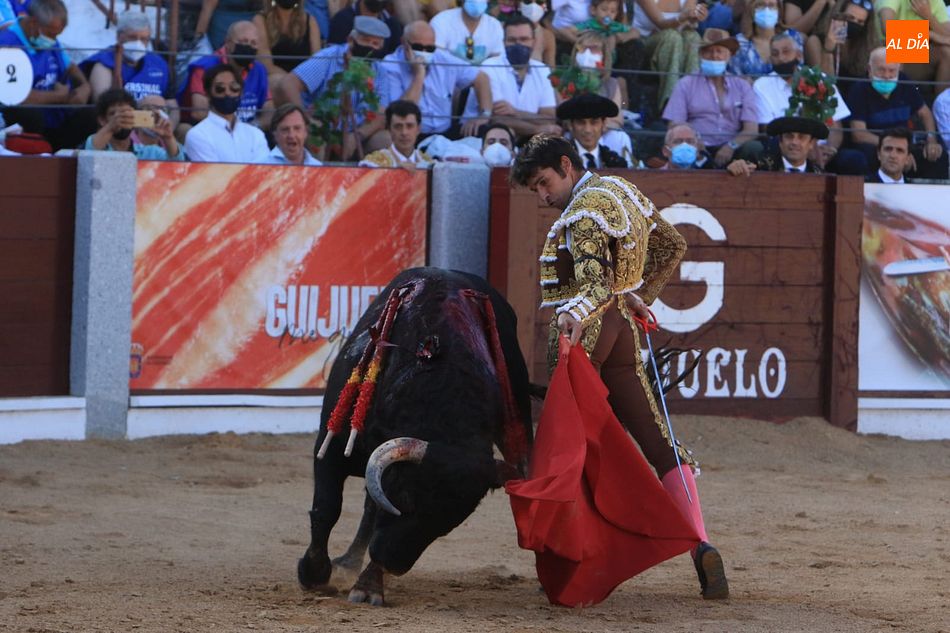 Cayetano Rivera lidiando a Flor, el toro indultado que le mandó a la enfermería - Fotos: Iván González