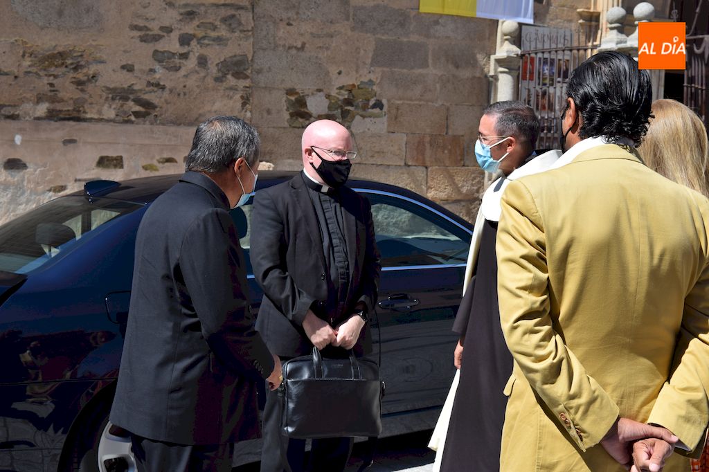 Foto 5 - El nuncio apostólico visita Alba de Tormes para peregrinar al sepulcro de Santa Teresa