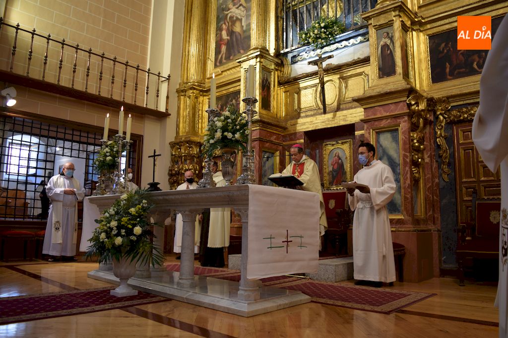 El nuncio apostólico, Bernardito Cleopas Auza, preside la eucaristía en la iglesia del Convento de la Anunciación de Alba de Tormes / Pedro Zaballos
