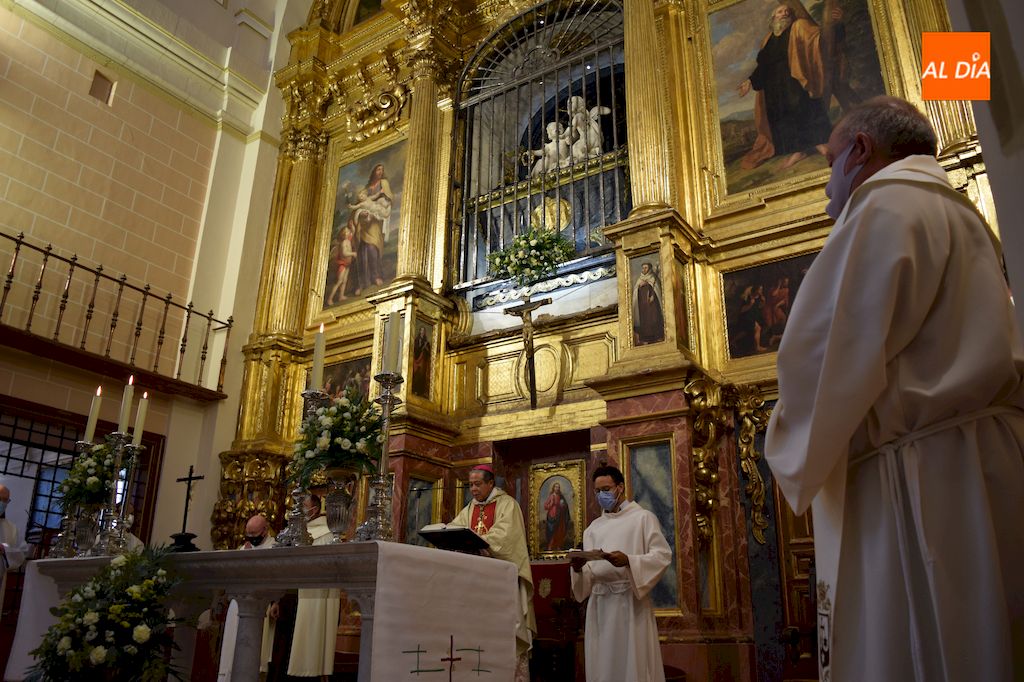 Foto 3 - El nuncio apostólico visita Alba de Tormes para peregrinar al sepulcro de Santa Teresa