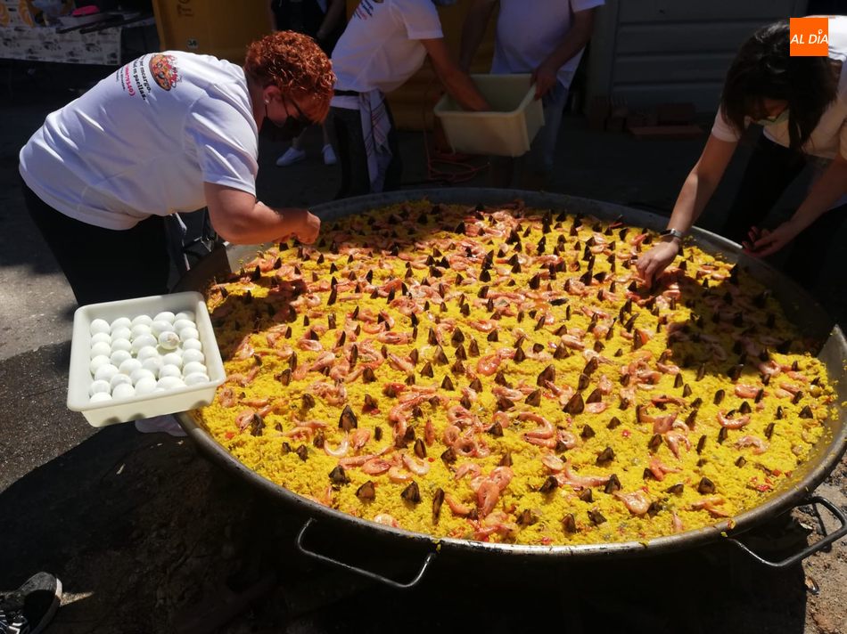 Foto 4 - Los vecinos de Masueco continúan las fiestas con una paellada de más de 800 raciones  