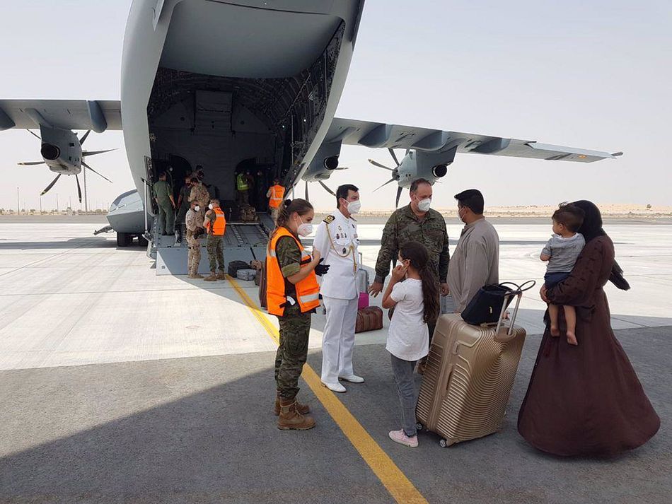 Un grupo de personas a su llegada a Dubai tras haber sido repatriados de Afganistán por el Gobierno español, a 20 de agosto de 2021, en Dubai, (Emiratos Árabes Unidos). - Ministerio de Defensa