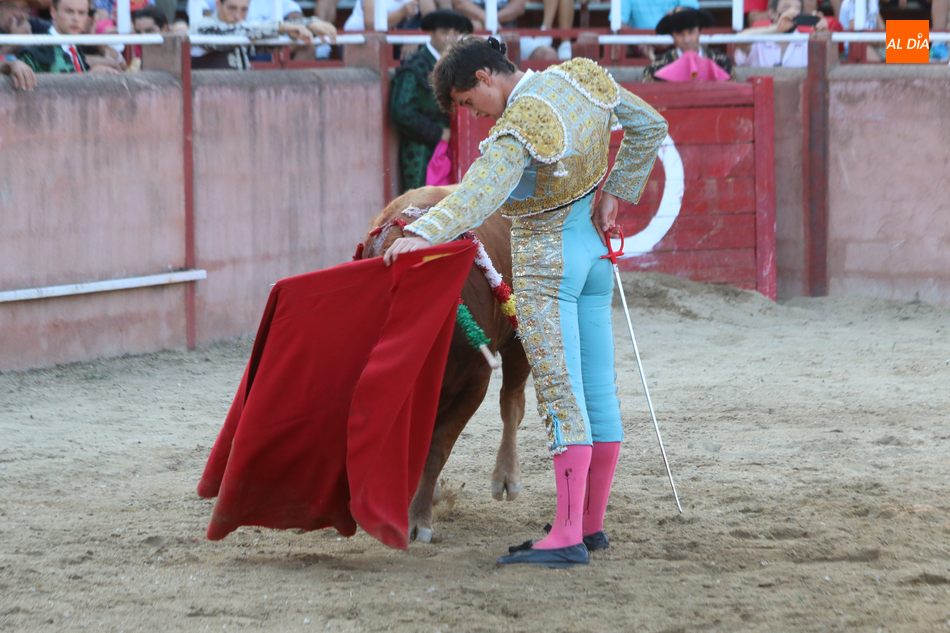 Foto 3 - Mario Navas y Daniel Medina salen a hombros de Masueco  