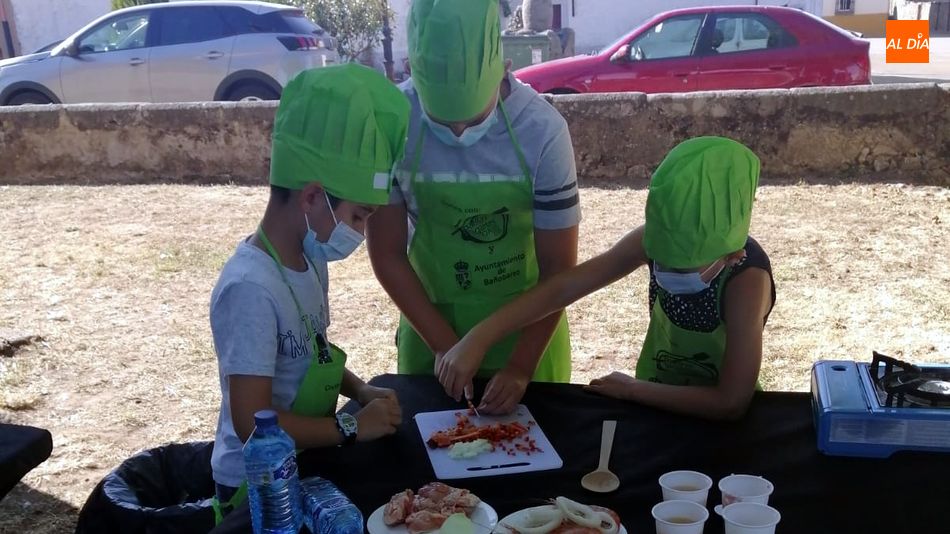 Foto 5 - Los niños de Bañobárez aprenden a elaborar exquisitos platos de cocina