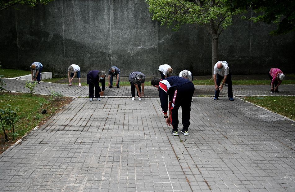Un grupo de ancianos realiza ejercicio en el jardín de un centro de día de personas mayores - Óscar Cañas - Europa Press - Archivo