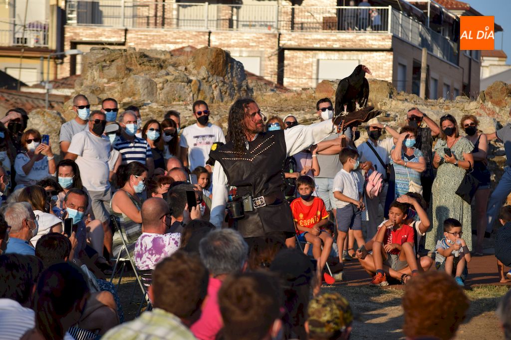 El público presente está atento al vuelo del ave en el espectáculo / Pedro Zaballos