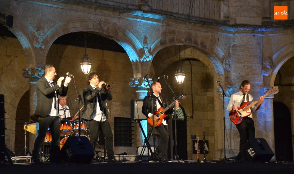 Foto 5 - Divertimento Folk anima la noche sabatina en la Plaza Mayor mirobrigense  