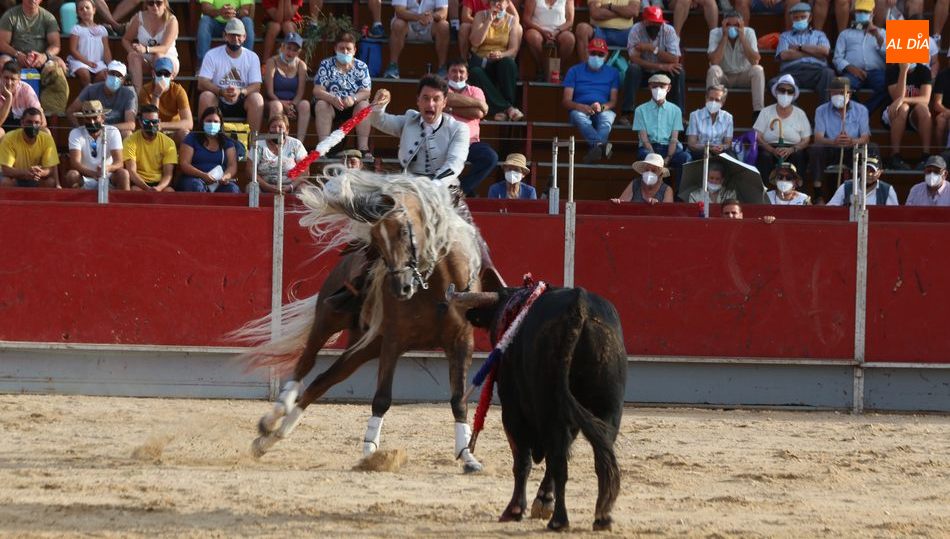 Andy Cartagena, espectacular en el toreo a caballo / CORRAL